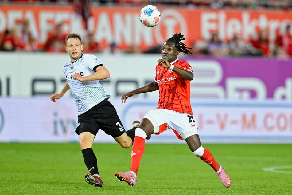 Noch ist unklar, ob Richmond Tachie (26, r.) für die Startelf bereit ist.