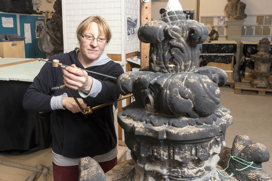 Bildhauerin Bärbel Hempel (42) bei der Vermessung einer historischen Sandstein-Skulptur. Die Zwingerbauhütte hat den Anspruch, dass neu angefertigte Kopien von den Originalen kaum zu unterscheiden sind.