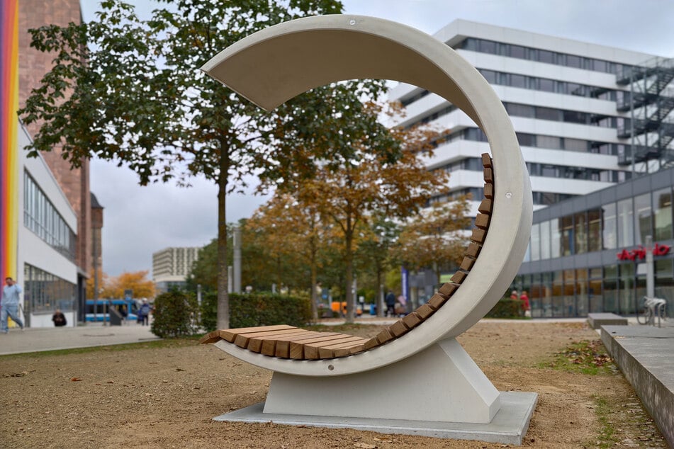 Auf dem Johannisplatz steht der erste neue "BIG C"-Sessel.