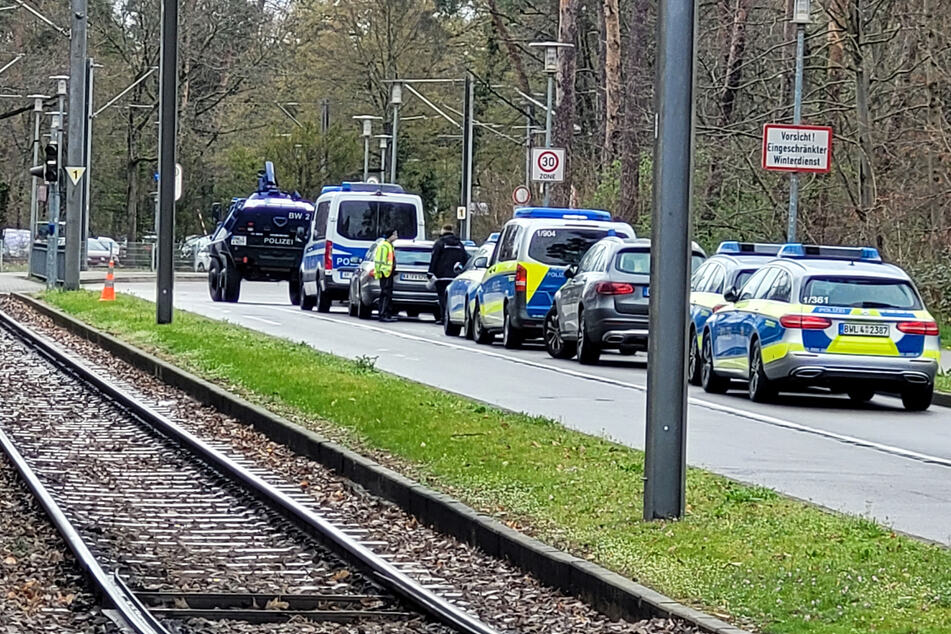 Polizei und SEK vor einer Karlsruher Schule in der Albert-Schweitzer-Straße.