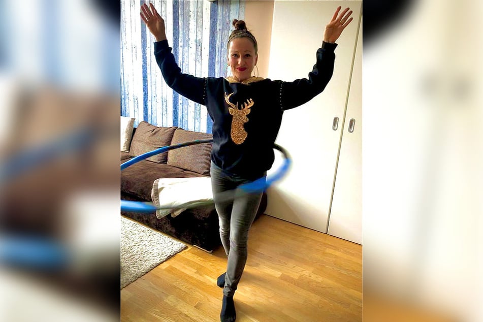 Erst mopste Radio-Frau Freddy Holzapfel (42) ihrer Tochter den Reifen, jetzt trainiert sie mit einem eigenen.
