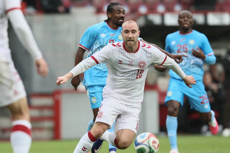 Er spielt seit einigen Jahren mit Defibrillator. Am Mittwoch hatte Eriksen (Mitte) beim 0:0 von Dänemark gegen die DR Kongo im Mittelfeld noch ohne besondere Vorkommnisse die Fäden gezogen.