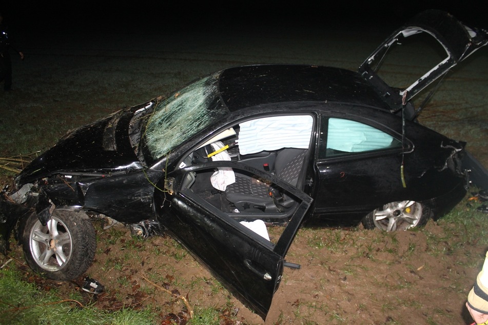 Der Mercedes wurde bei dem Unfall in Korschenbroich massiv beschädigt.