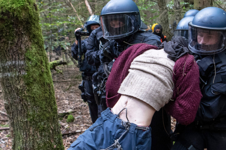Schon am Donnerstag gingen Polizisten gegen die Demonstranten vor.