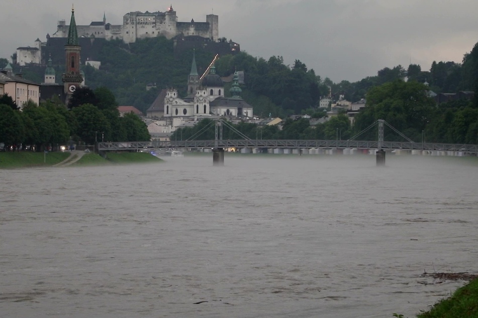 Der stark angestiegene Fluss Salzach im österreichischen Salzburg.
