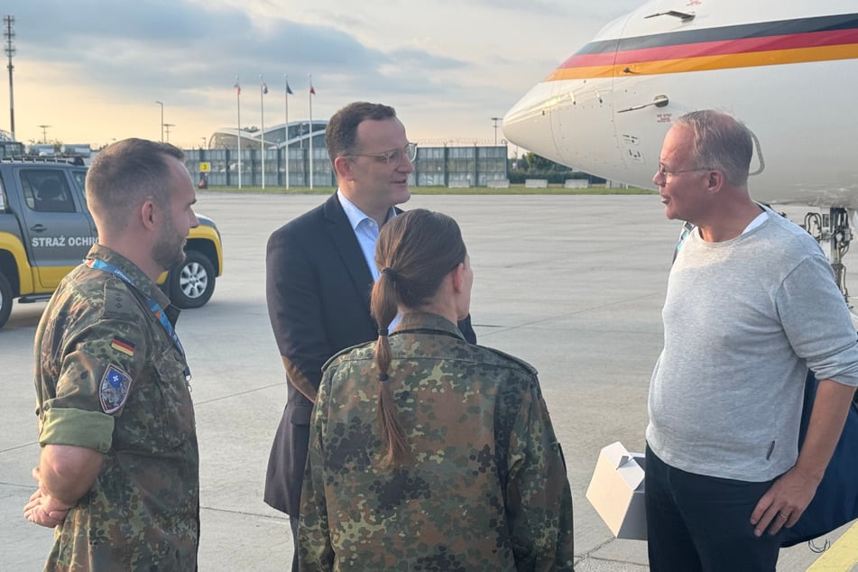 Jens Spahn (45) und Matthias Miersch (56) am Flughafen in Rzeszow.