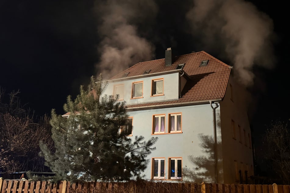 Dresden: Rauch dringt aus Dresdner Wohnung: Feuerwehr muss Verdacht klären