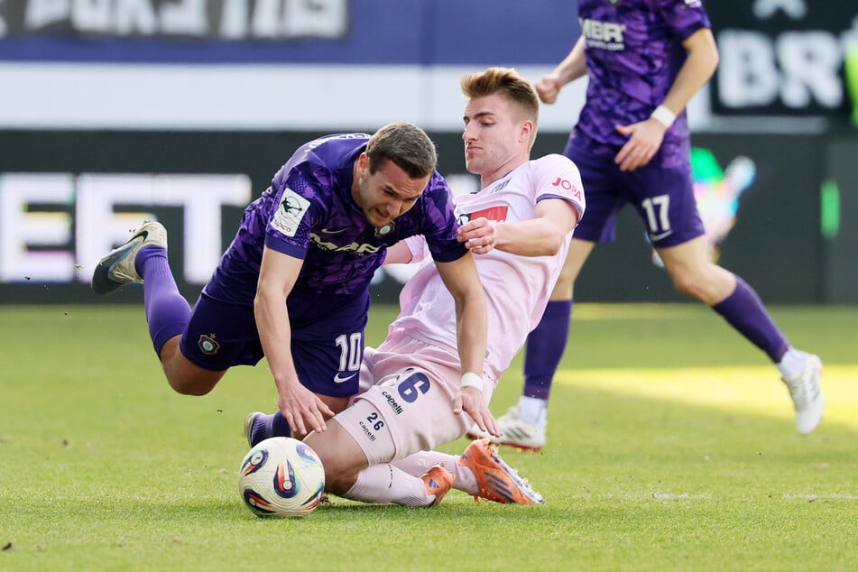 Der Auer Julian Günther-Schmidt im Zweikampf mit Fridolin Wagner von Osnabrück.