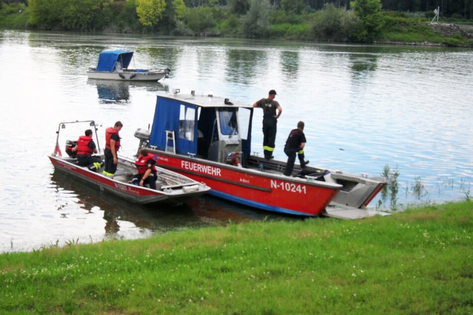 Die Feuerwehr war mit zwei Booten vor Ort. Im Hintergrund treibt das private Boot eines Kameraden.