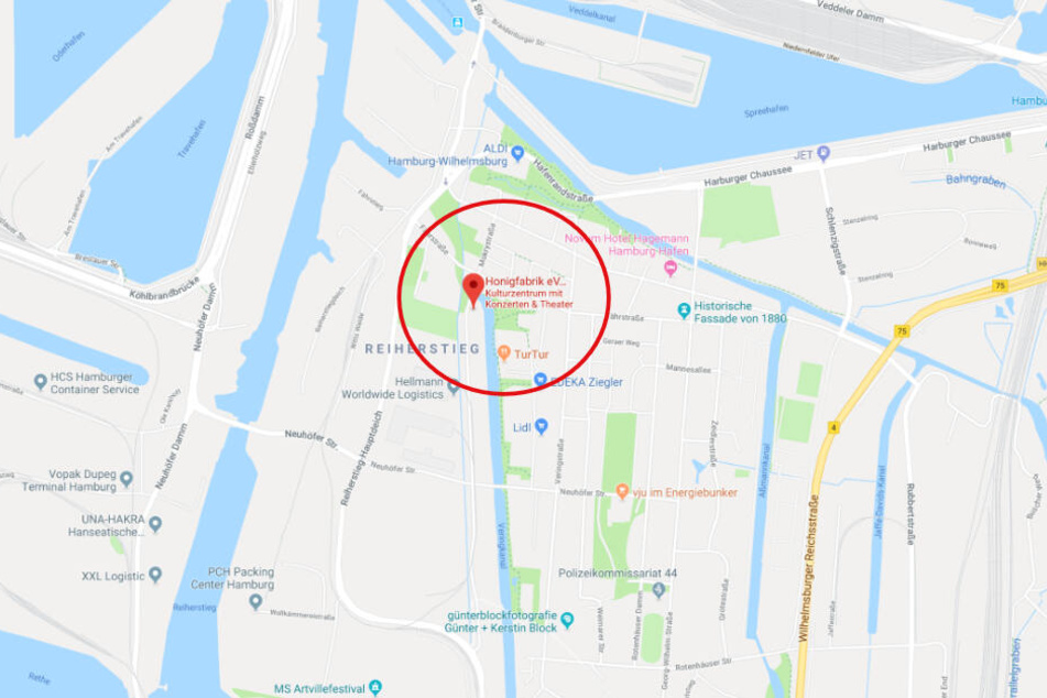 Für Nicht-Wilhelmsburger: Am Veringkanal liegt, recht gut versteckt, ein Boot der Honigfabrik. Hier findet am Samstag das HoFaLab statt.