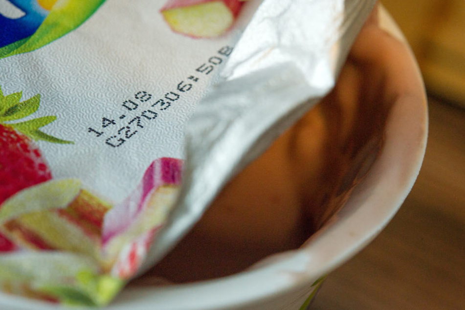 Im Joghurt enthaltene "Fruchtstücke" sind in Wahrheit zum Beispiel Sägespäne. 