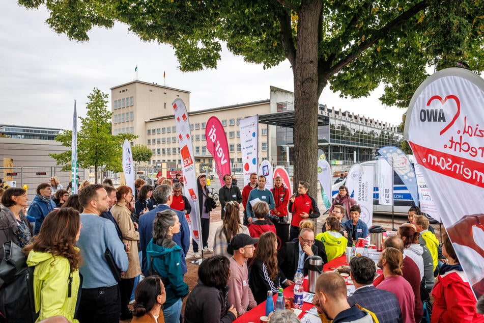 Demonstration vorm Landtag: Gewerkschaftsbund und zahlreiche Organisationen begleiten die Haushaltsberatungen konstruktiv-kritisch.