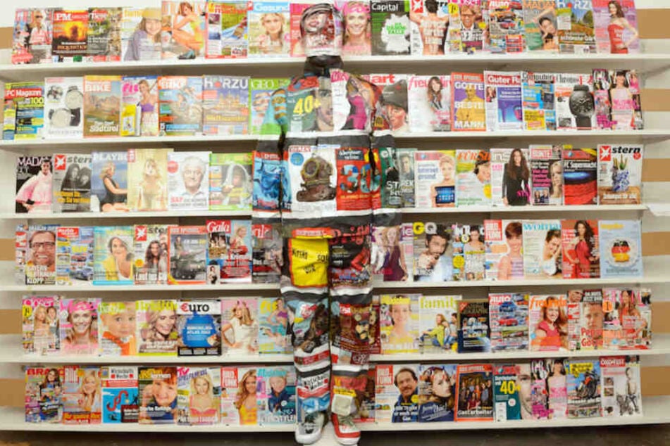 Der Künstler ist zwischen all den bunten Magazinen kaum auszumachen.