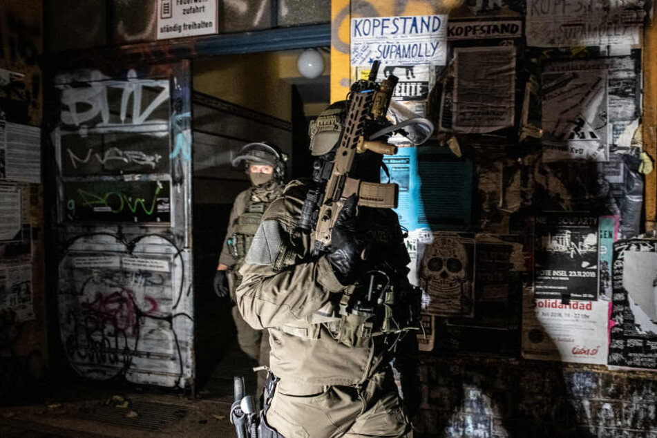 Die SEK-Beamten drangen am Donnerstagmorgen gegen 6 Uhr in die Gebäude ein.