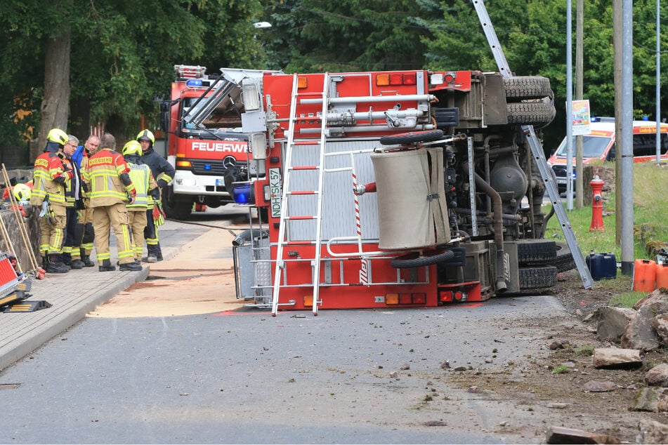 Neun Verletzte: Feuerwehrauto verunglückt auf Einsatzfahrt