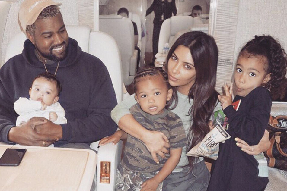Kim Kardashian (r) and Kanye West with three of their children (from l to r) Chicago, Saint, and North.
