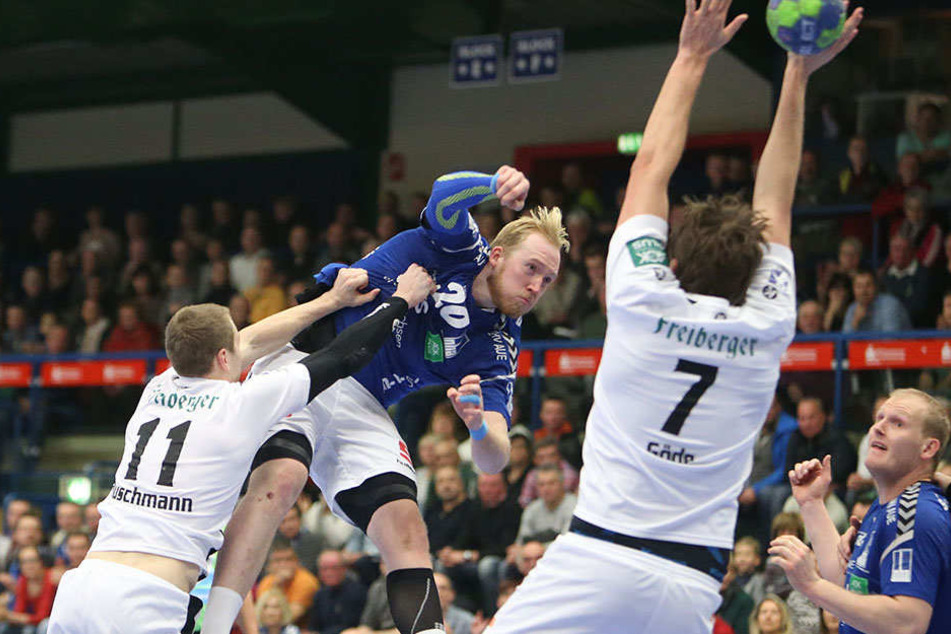 Co-Trainer Rico Göde vom HC Elbflorenz (Nummer 7), der aufgrund anhaltender Verletzungssorgen mitspielen musste, greift energisch nach dem Ball.
