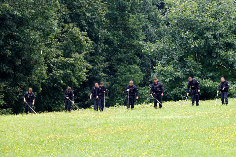 Weiterhin durchsuchen Beamte der Bereitschaftspolizei Chemnitz Wiesen, Büsche und Mülleimer nach den abgetrennten Fingern.