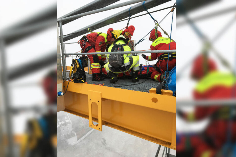 Die Retter mussten den Kranführer aus rund 50 Meter Höhe bergen.