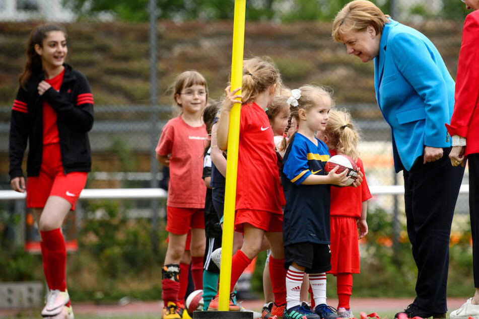Angeregt unterhielt sich die CDU-Chefin mit den jungen Spielerinnen.
