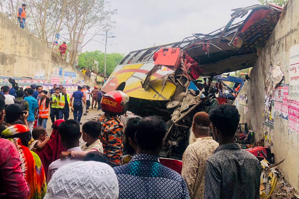 Der Bus durchbrach eine Leitplanke und stürzte neun Meter in die Tiefe. Das Fahrzeug wurde völlig zerstört und brannte aus. Mindestens 19 Menschen kamen ums Leben. 25 weitere wurden verletzt.