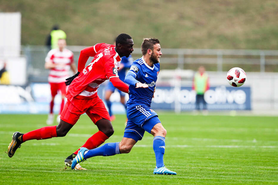 Das Hinspiel zwischen Zwickau und Unterhaching im November endete 2:2. Hier liefern sich Tarsis Bonga (l.) und Dominik Stahl ein Laufduell um den Ball.