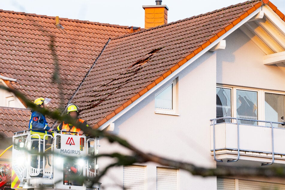 Auch die Dächer von mehreren Gebäuden sind betroffen.