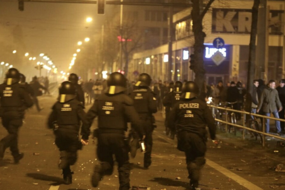 Eine Hundertschaft der Polizei soll die Einsatzkräfte an Silvester unterstützen.