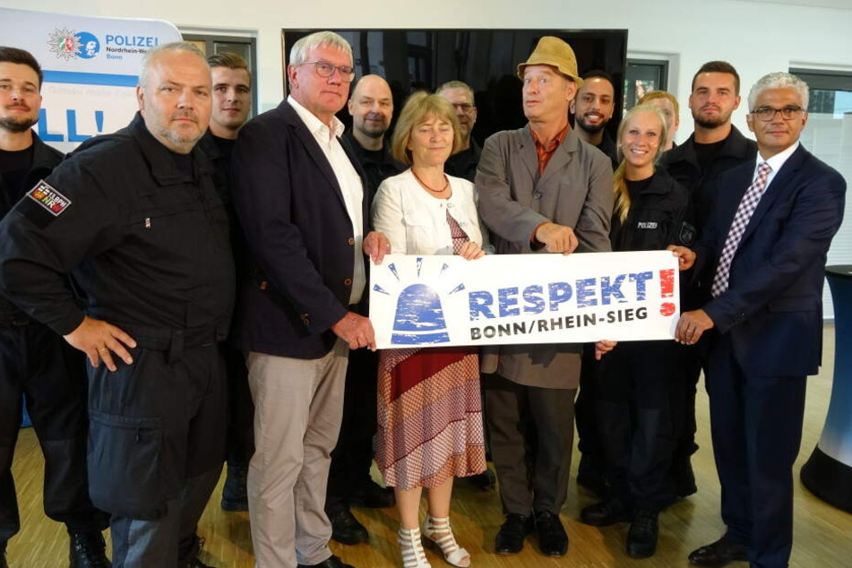 Tom Gerhardt beim Pressetermin am Freitag in Bonn, bei dem auch Bürgermeister Ashok-Alexander Sridharan (54, r) anwesend war.