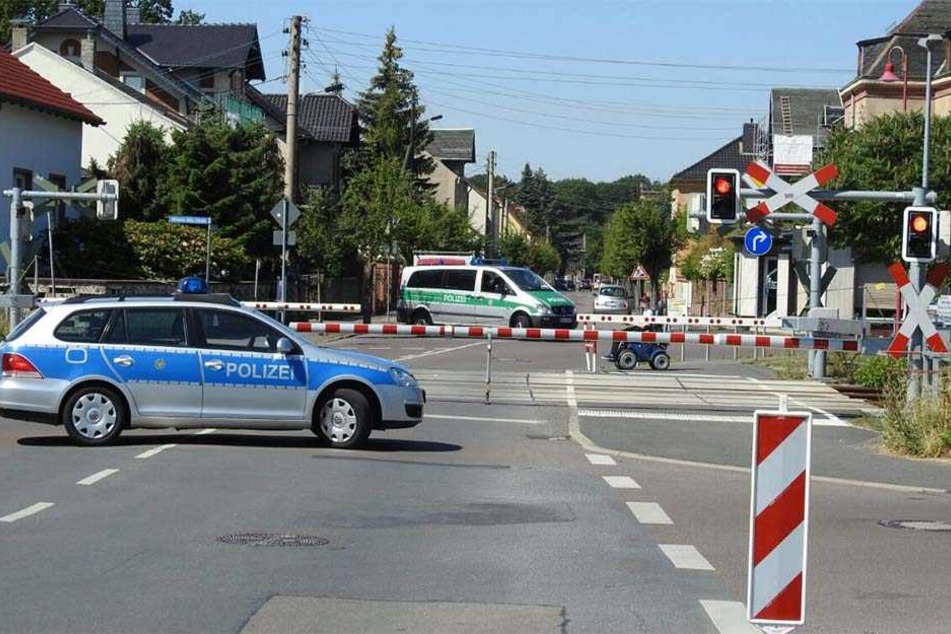 Die Polizei sichert einen Bahnübergang in Naunhof im Landkreis Leipzig. Durch die defekten Signalanlagen in Leipzig geht auch hier nichts mehr.