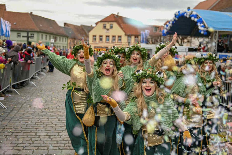 Beim Weiberfasching in Wittichenau machten so viele Frauen mit wie noch nie.