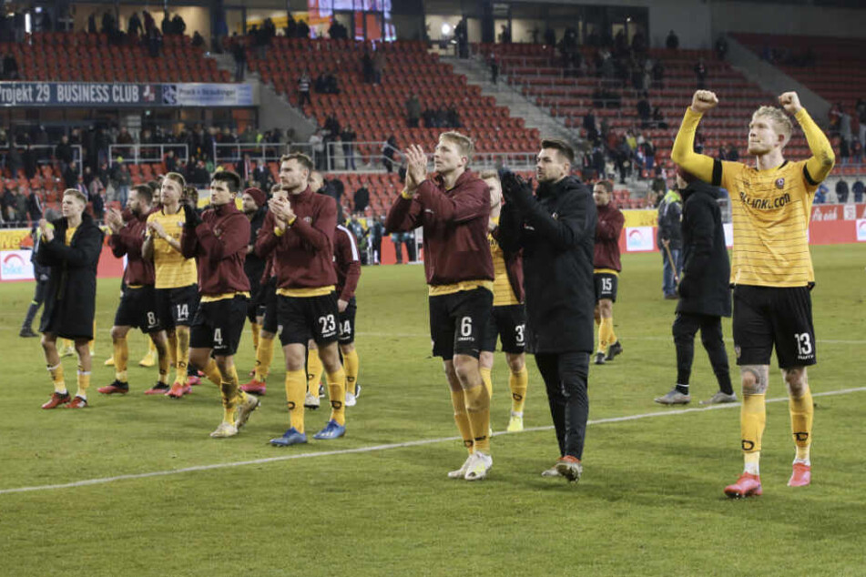 Am Ende jubelten die Dresdner ausgelassen. Sie machten aus einem 0:1 ein 2:1. Die Hoffnung auf den Klassenerhalt ist zurück.