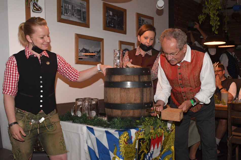 Christian Ude (73, SPD, rechts) zapfte im Schiller Bräu gekonnt mit zwei Schlägen an.