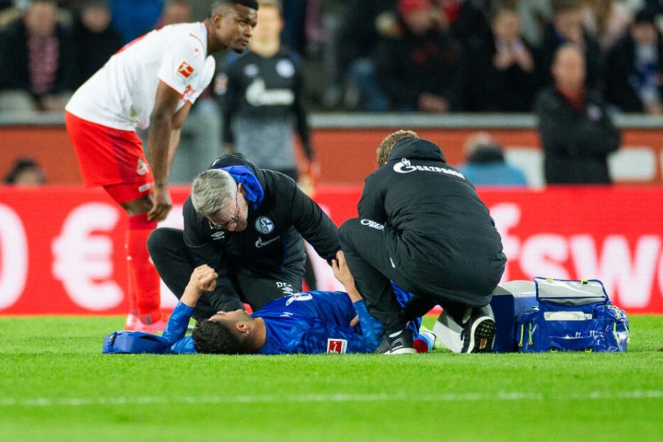 Der Schalker Abwehr-Recke Ozan Kabak musste nach 29 Minuten gegen den 1. FC Köln verletzt ausgewechselt werden.