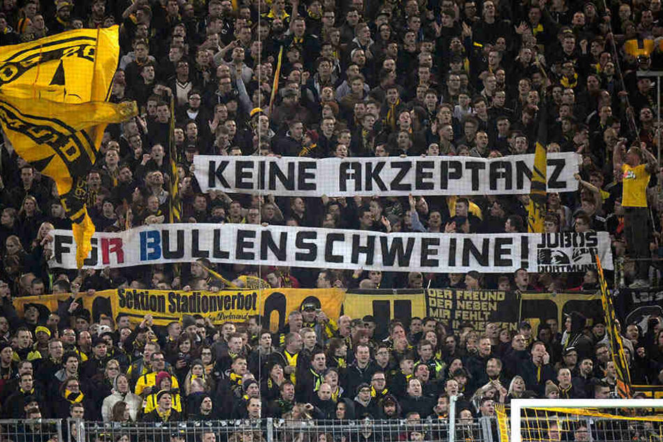 Beim Spiel Borussia Dortmund gegen RB Leipzig zierten viele Schmähplakate die Südtribüne. Vor dem Stadion kam es zu Angriffen von BVB- auf RB-Anhänger.
