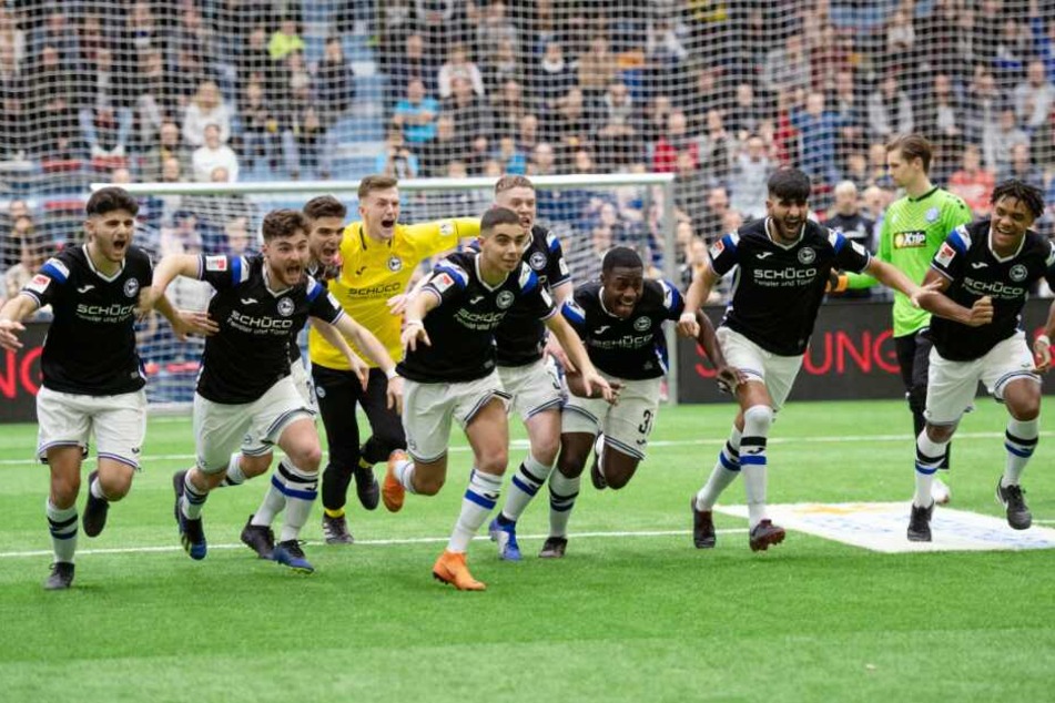 Großer Jubel bei Arminia Bielefeld nach dem entscheidenden Elfmeter über den Turniersieg gegen den MSV Duisburg