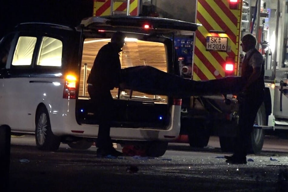 In der Nacht wurde das Todesopfer aus dem Bus-Wrack geborgen.
