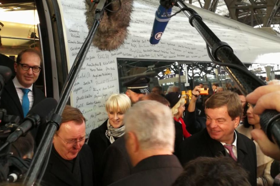 Stanislaw Tillich nahm am Gleis 14 einige Politiker, wie den Ex-Bundesverkehrsminister Alexander Dobrindt (links in der Tür) in Empfang.
