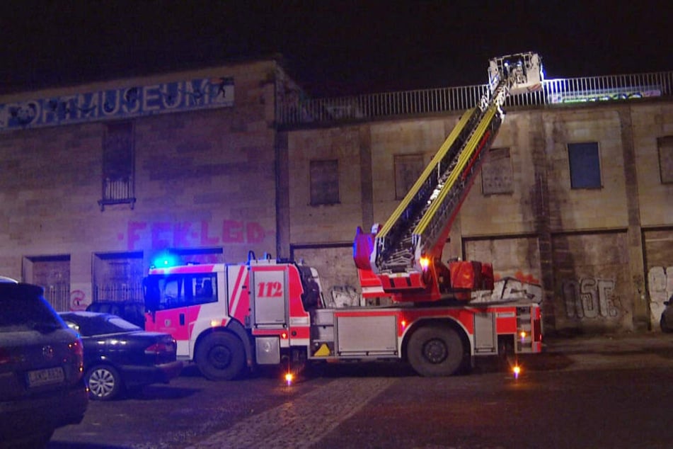 Kameraden der Feuerwehr waren in der Nacht zu Sonntag auf dem Dach des ehemaligen DHfK-Schwimmstadions im Einsatz.