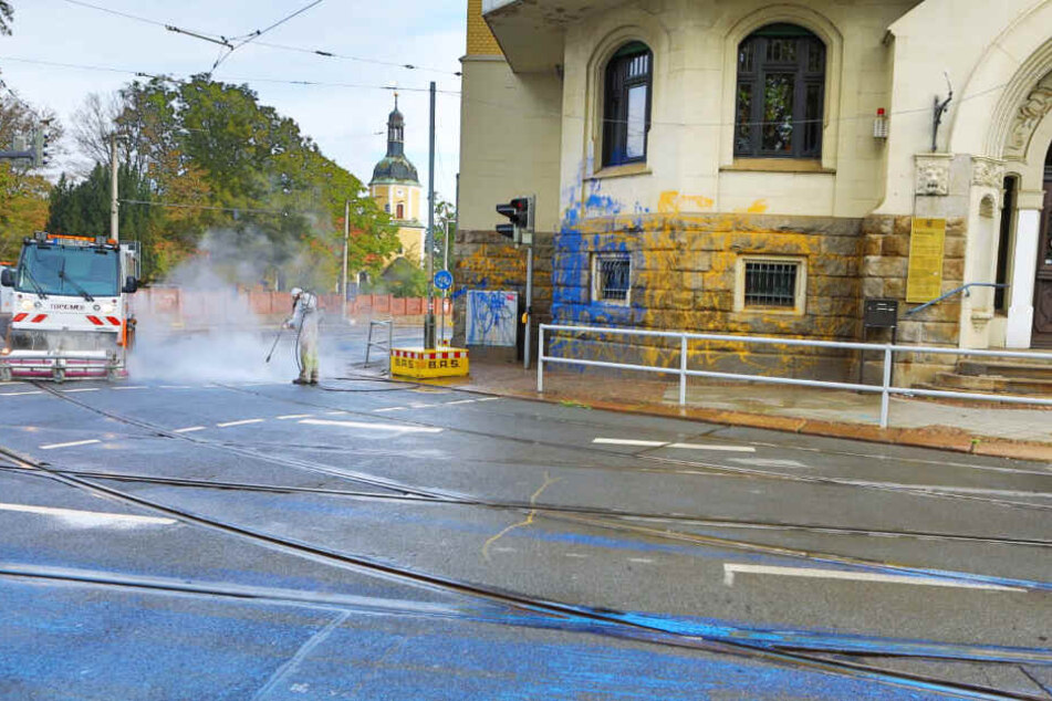 Zwei Täter schütteten blaue und gelbe Farbe aus und flüchteten.