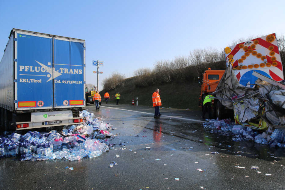 Der Lastwagen kollidierte mit dem Baustellenfahrzeug.