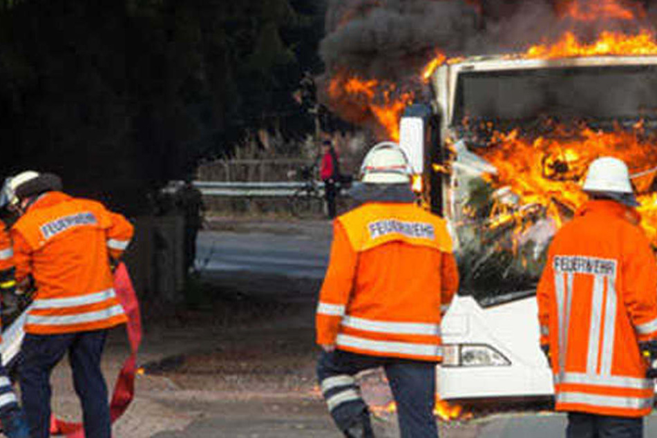 Wegen eines technischen Defekts am Motor fing der Bus plötzlich Feuer. (Symbolbild)
