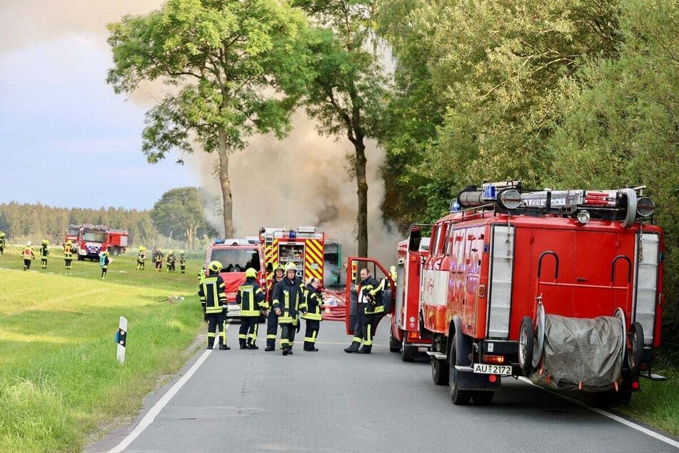 Die Straße musste für den Einsatz komplett gesperrt werden.