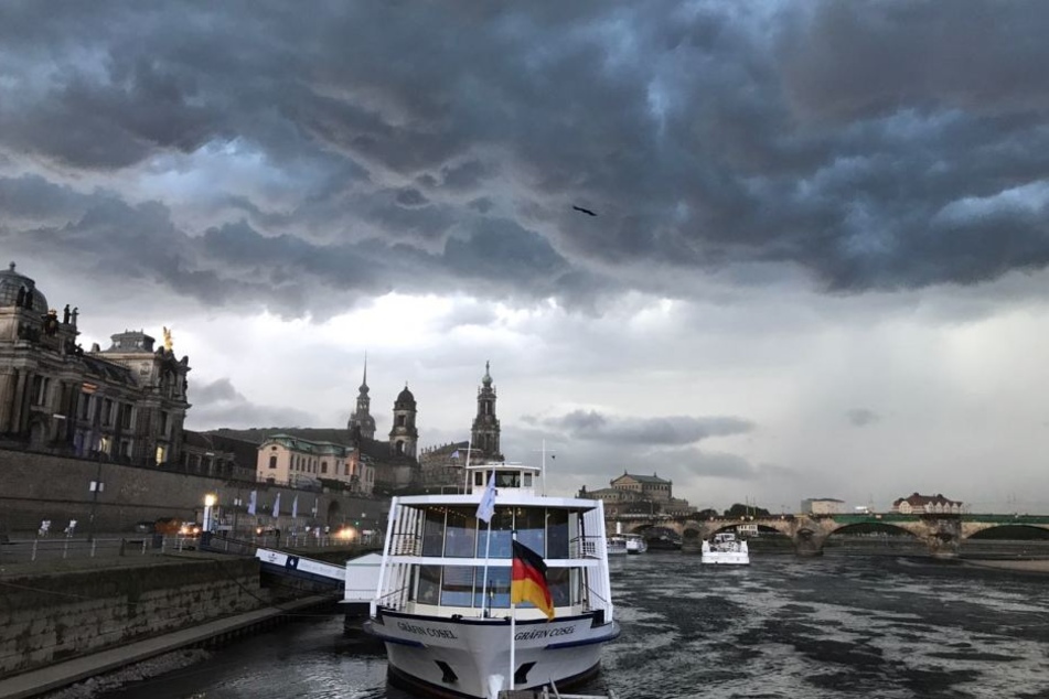 Auch Dresden wurde vom Unwetter heimgesucht. Hier ein Blick auf die dunklen Wolken über der Altstadt