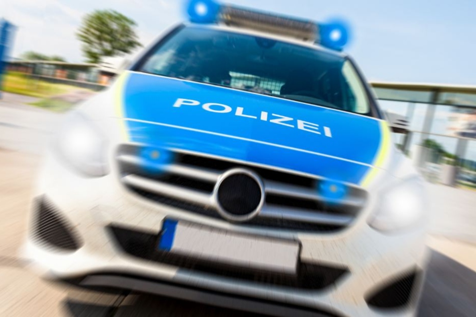 Die Polizei geht davon aus, dass der Unfallfahrer zu Fuß geflohen ist. (Symbolbild)