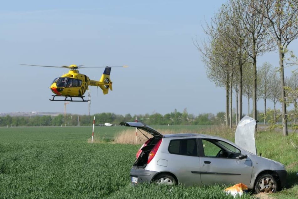 Auch ein Rettungshubschrauber war zunächst alarmiert worden. Mittlerweile soll die verletzte Person jedoch per Krankenwagen in die nächstgelegene Klinik gebracht worden sein.