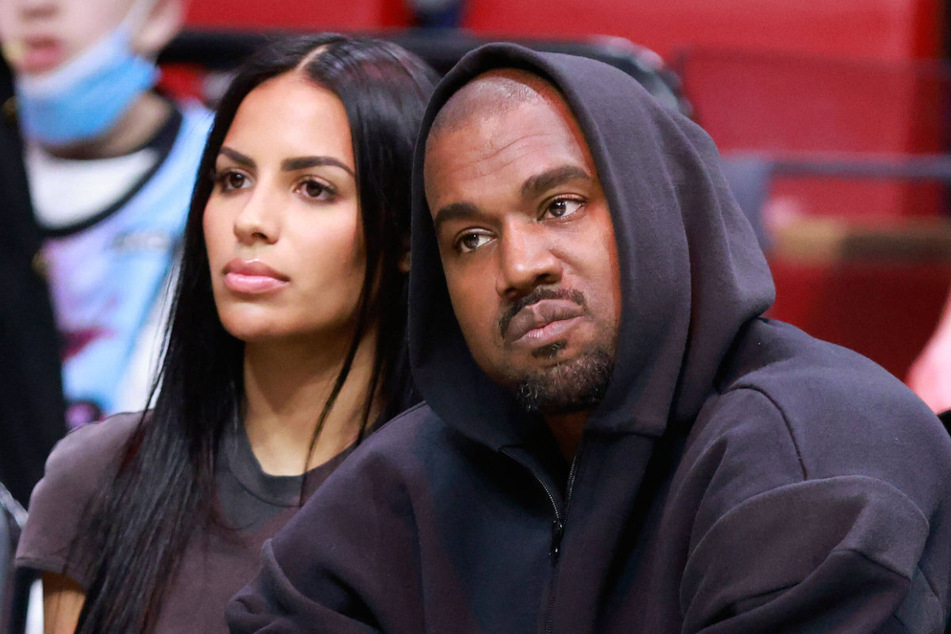 Kanye West (45, r.) ersetzte seine langjährige Ehefrau mit der Influencerin Chaney Jones (25).