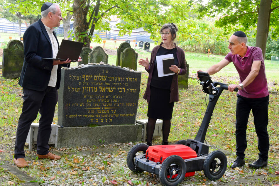 Seit dem Sommer analysiert Geotechnik-Professor Ralf Thiele (r.) mit einem Bodenradar den Neuen Israelitischen Friedhof in Leipzig. Eta Zachäus und Architekt Ronald Scherzer-Heidenberger planen eine Umgestaltung.