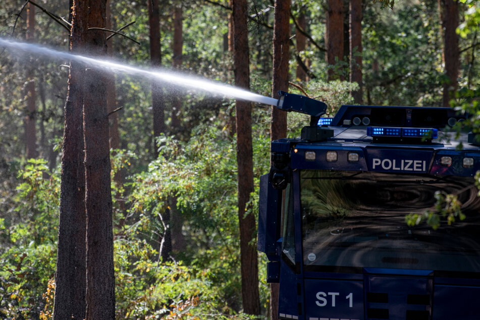 Mit einem Wasserwerfer der Polizei bekämpfte die Feuerwehr den tagelangen Waldbrand am Sprengplatz. (Archivbild)