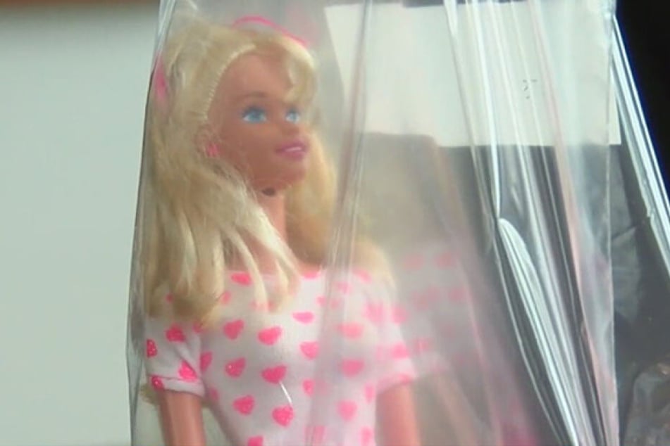 Könnte diese Barbie tatsächlich vom Mörder stammen? Eine moderne DNA-Methode soll das nun klären.